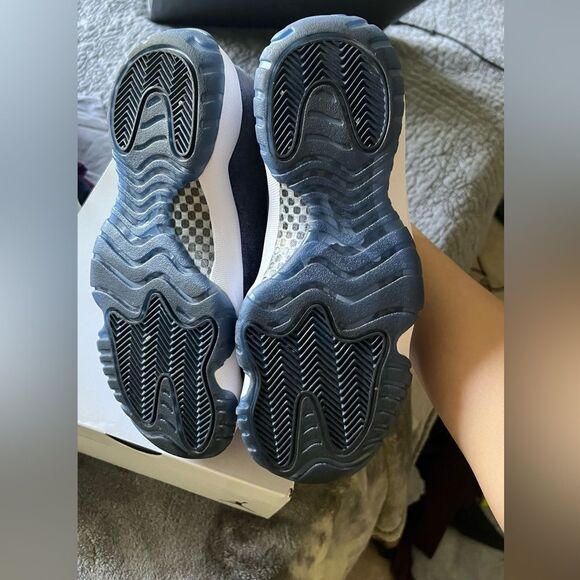 2022 women’s Air Jordan 11 Retro 'Midnight Navy Velvet' - Picture 9 of 9